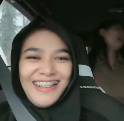 Uhti Jilbab Dan Rombongan Cewek Abg Pencari Cuan Live Show Di Dalam Taksi Online Waktu Liburan Ke Pantai
