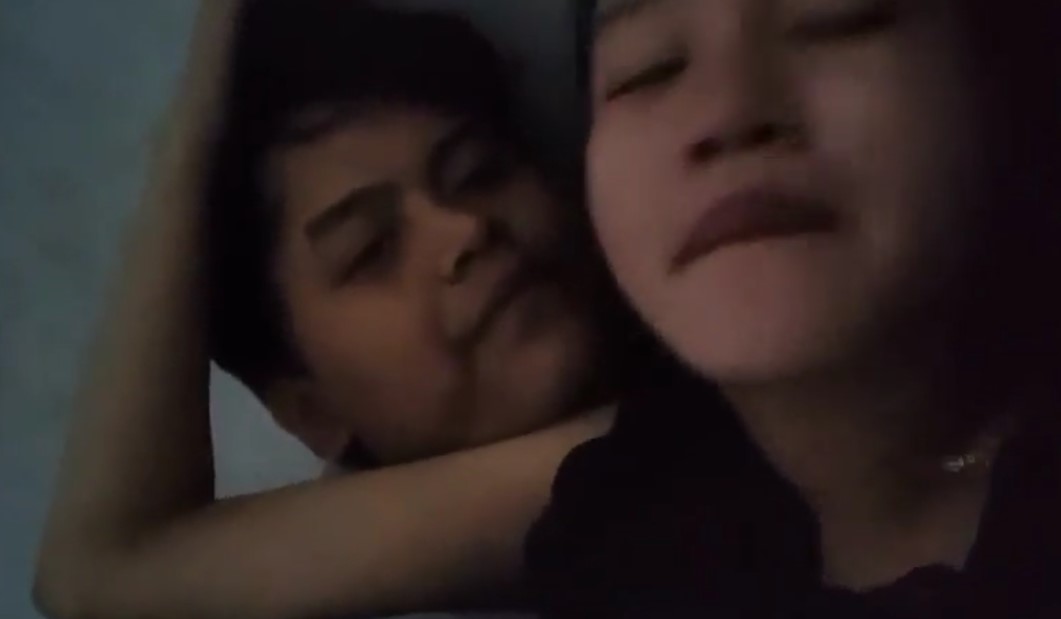 Istri Abg Pulang Kerja Malam Kehujanan Mampir Kost Temen Malah Nginep Viral